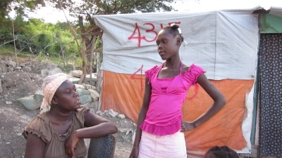 famille déplacée dans un camp à Haïti